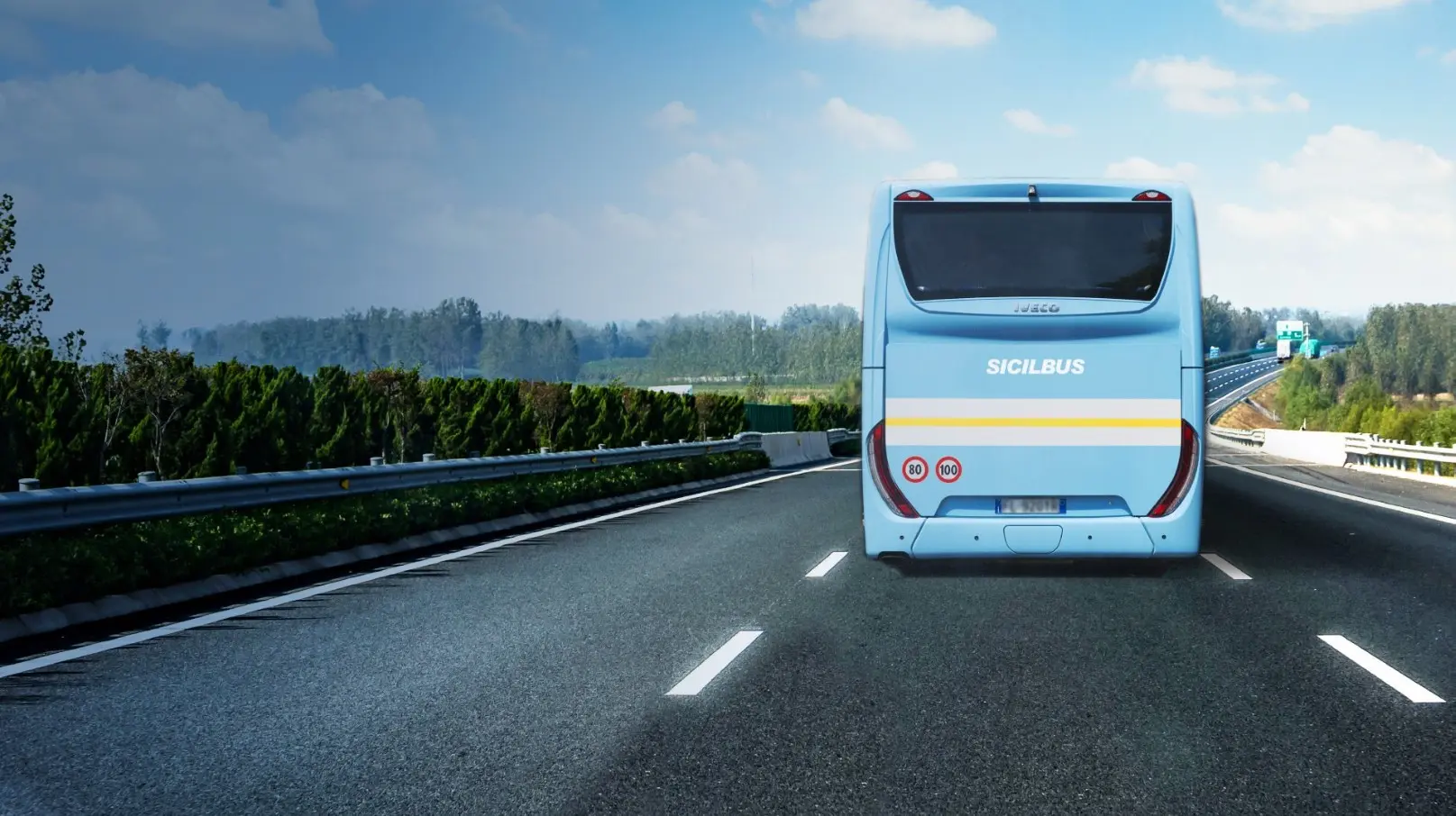 autobus Sicilbus livrea azzurra percorre l'autostrada